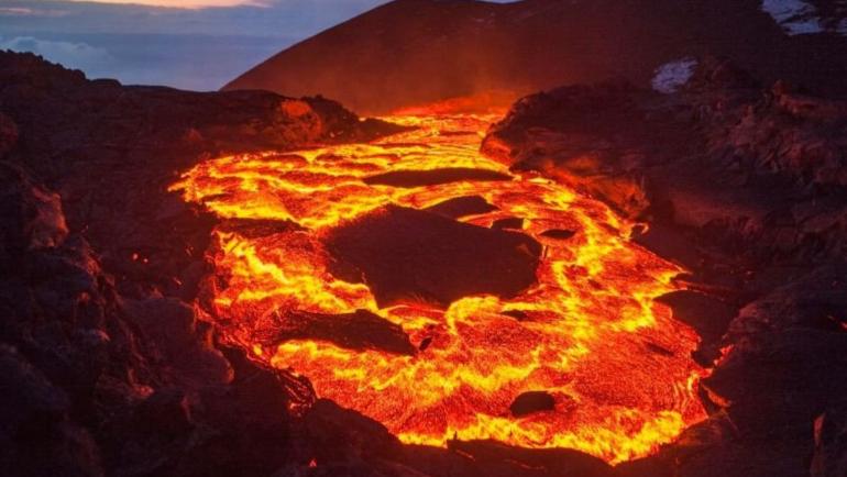cual-es-la-diferencia-entre-el-magma-y-la-lava.thumb.jpg.46e6b20d12a518eb208cef098ff6e12f.jpg